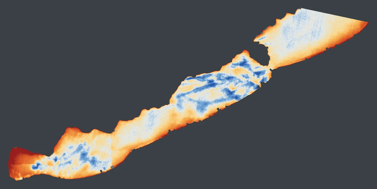 A Balaton vízfelszínének hőmérséklete 2026. augusztus 27. a Landsat műhold hőképén: a part menti sekély víz melegebb a nyílt víznél