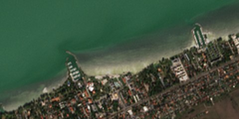 Balatonlelle partja műholdról 2026. október 3-án, 30 cm-es vízállásnál, szárazra került homoksávval
